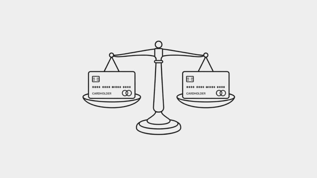 天秤にクレジットカードをのせて比較しているイラスト