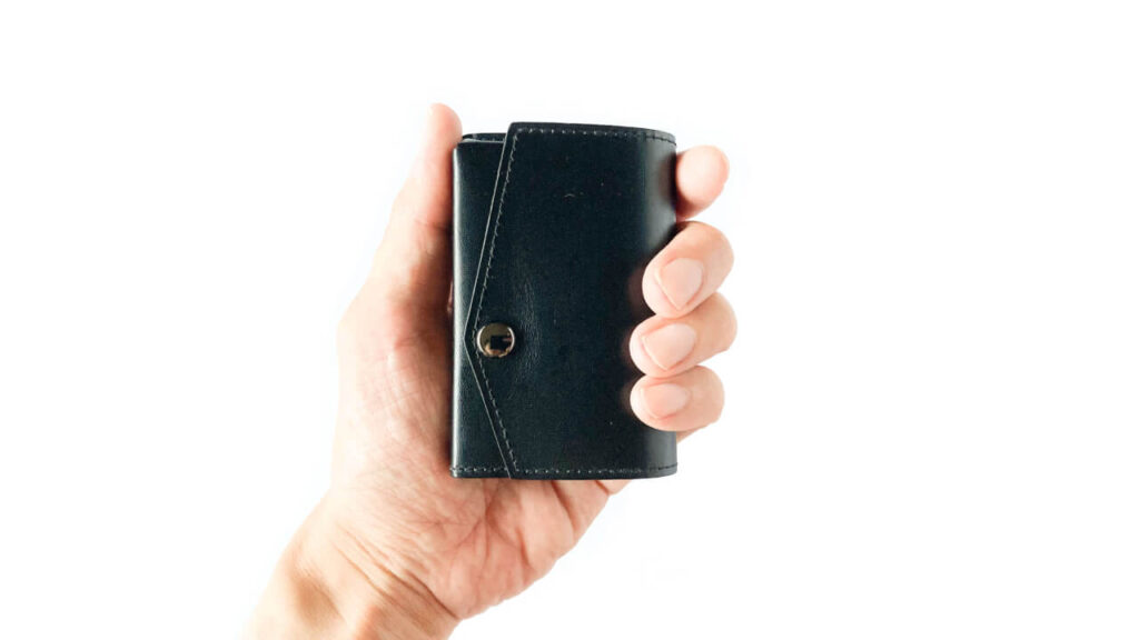 abrAsusの小さい財布 ブッテーロを手に持っている様子