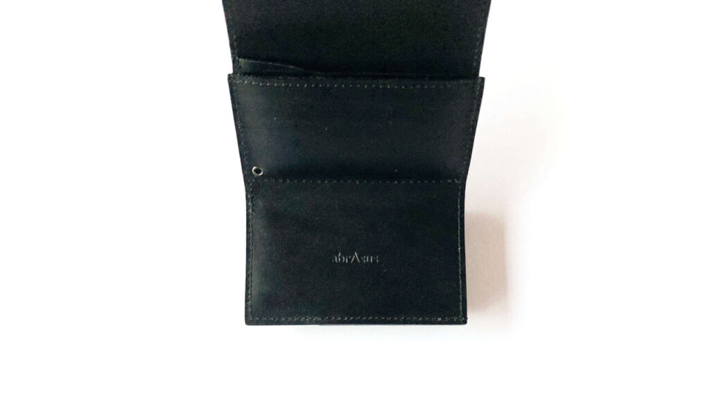 abrAsusの小さい財布を開いた状態の俯瞰写真