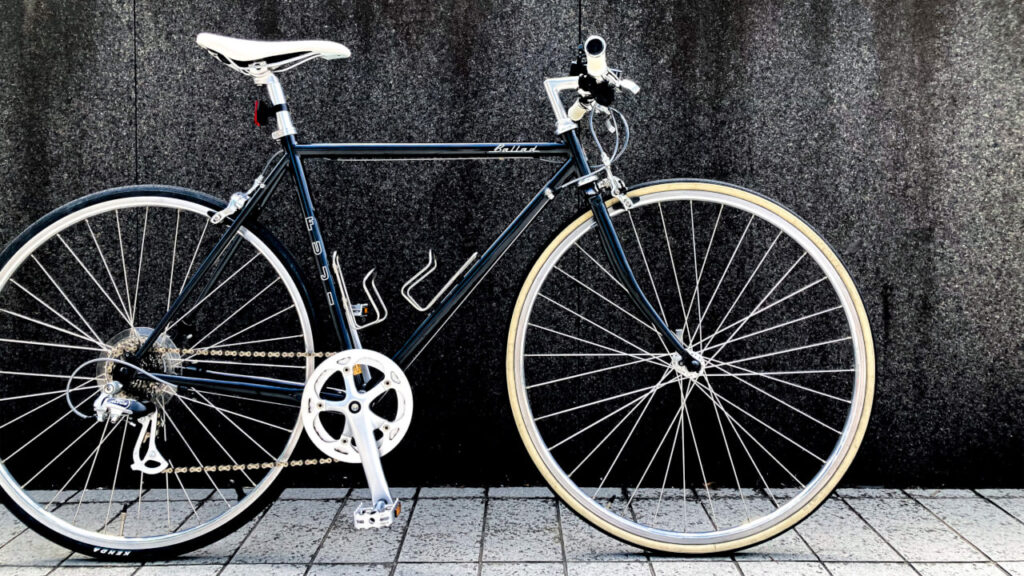 壁の前で撮影したFUJI BALLAD(フジ バラッド)の全体写真